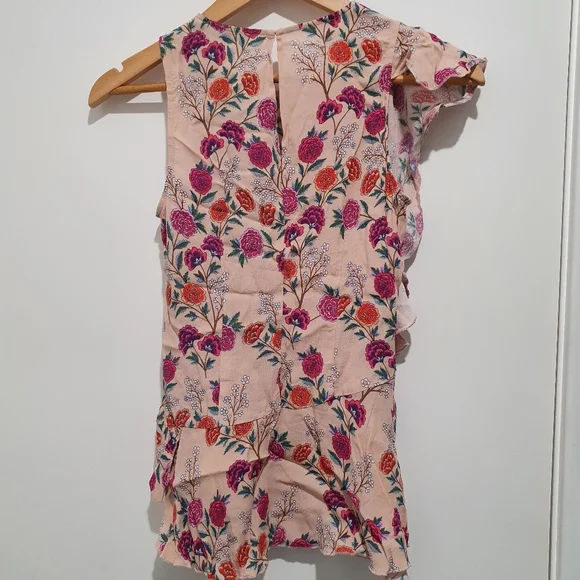 Basque size 6 floral sleeveless top with ruffle side detailing NWOT - Picture 5 of 6